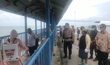Sterilisasi Pelabuhan Ba'a Dengan Penyemprotan Cairan Desinfektan, Cegah Virus Covid 19 Masuk Rote Ndao