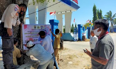 Cegah Covid – 19, Bhabinkamtibmas Kota Ba’a Gencar Pasang Spanduk Himbauan