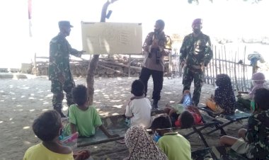 Sinergitas TNI – Polri Penjaga Perbatasan, Berikan Bimbingan Belajar Kepada Anak-Anak Pantai