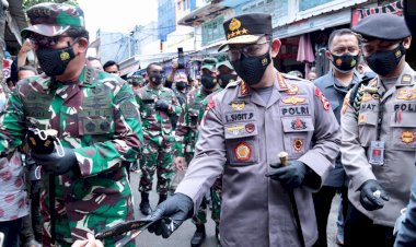Pantau Prokes, Panglima TNI dan Kapolri Bagikan Masker di Pasar Tanah Abang