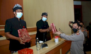 Kapolri Beri Penghargaan ke Pecalang Bali Karena Berprestasi