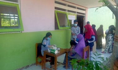 Peduli Bencana, Kapolsek Rote Timur Dampingi FK Undana Berikan Pengobatan Gratis Ke Warga