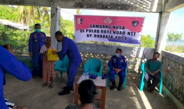 Berikan Bansos, KorPolairud Polri Sambangi Pulau Terselatan NKRI