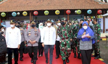 Panglima TNI dan Kapolri Pantau Pelaksanaan Vaksinasi di Madiun
