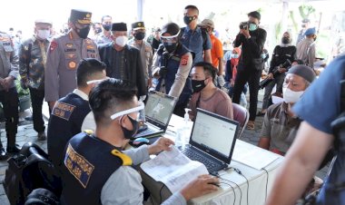 Tinjau Vaksinasi Massal di Persis, Kapolri Minta Semua Elemen Masyarakat Berkolaborasi Percepat Vaksinasi