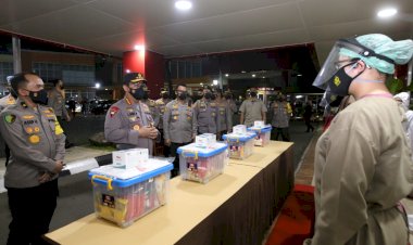 Kapolri Cek Pasien Covid-19 Terlayani dengan Baik di RS Polri dan Berikan Bansos ke Nakes