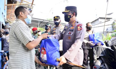 Panglima TNI dan Kapolri Sosialisasi Vaksin Keliling dan Serahkan Langsung Bansos ke Warga Jakarta