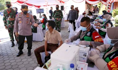 Tinjau Vaksinasi Serentak 10 Titik di NTB, Kapolri Harap Target Pemerintah Segera Terwujud