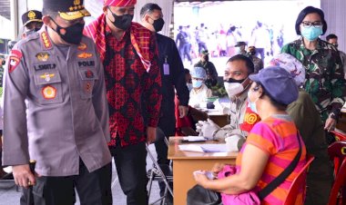 Tinjau Vaksinasi Serentak 31 Titik di Sumut, Kapolri Pastikan Target Presiden Jokowi Tercapai