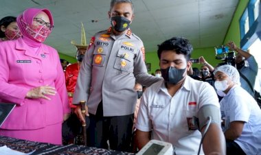 Tinjau Vaksinasi di SMA Negeri 1 Lobalain, Kapolda NTT Berharap Semua Pihak Dukung Program Akselerasi Vaksinasi Nasional