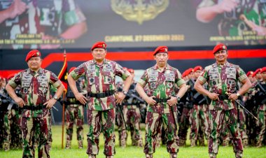 Disematkan Baret Merah Kopassus, Kapolri: Jangan Ragukan Sinergisitas TNI-Polri Jaga NKRI
