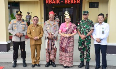 Kunjungan Kerja di Polres Kupang, Kapolda NTT dan Ketua Bhayangkari Daerah dikenakan Pakaian Adat Khas Amarasi