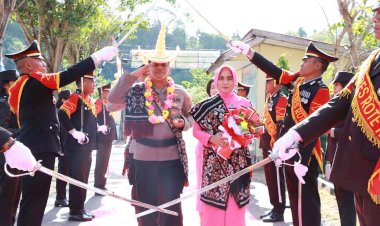 Masuk Mako Polres Rote Ndao, Kapolres Baru AKBP Mardiono Disambut Dengan Pedang Pora