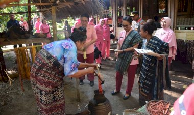 Dukung Kebudayaan di Sikka, Ketua Umum Bhayangkari Ny. Juliati Sigit Prabowo Kunjungi Sangar Tenun Ikat Lepo Lorun