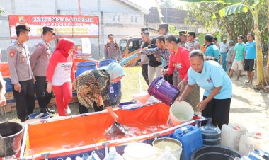 Polri Salurkan Bantuan Air Bersih Atasi Kekeringan di Grobogan
