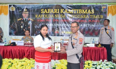 Kapolda NTT Uji Kemampuan Bahasa Inggris Siswa-Siswi SMA Sinar Pancasila Betun