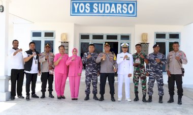 Beri Kejutan HUT TNI AL ke-78, Kapolres Rote Ndao Bertandang ke Mako Lanal Pulau Rote Bawa Kue Ulang Tahun