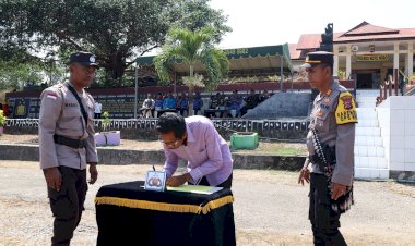 Bersama KPUD, Bawaslu dan Pimpinan Partai Politik se-Kabupaten Rote Ndao, Kapolres Tanda Tangani Pakta Integritas Pemilu Damai