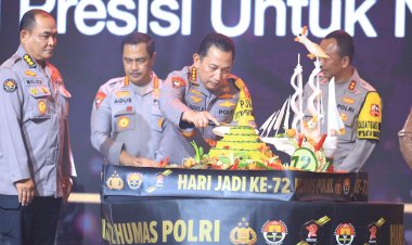 Dua Hadiah Untuk Divisi Humas Polri Dari Kapolri