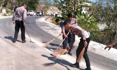 Cegah Terjadinya Laka Lantas, Satuan Lalu-lintas Polres Rote Ndao Bersihkan Jalan Raya