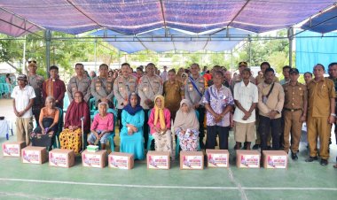 Kapolda NTT Berikan Bantuan Sosial kepada 100 KK di Kecamatan Kota Waingapu