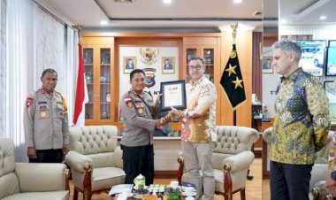 Komitmen Cegah dan Berantas Tindak Pidana People Smuggling, Kapolres Rote Ndao Terima Piagam Penghargaan Dari Australian Federal Police