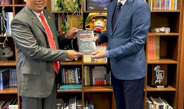 Buku Karya Irjen Dedi Prasetyo Diserahkan ke Para Dubes, Ini Tujuannya