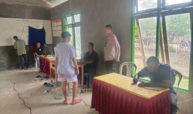 Jelang Pemilu 2024, Polsek Pantai Baru Bersinergi Dengan Disdukcapil Kabupaten Rote Ndao Percepat Perekaman e-KTP