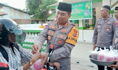 Menyambut Berkah Ramadhan, Bersama Bhayangkari Kapolres dan Anggota Bagikan Takjil Gratis Kepada Pengendara