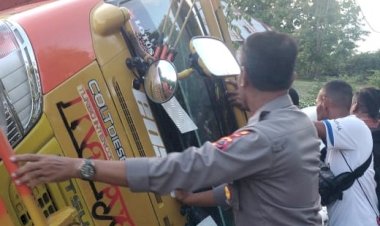Respon Cepat Kapolsek Rote Timur Bantu Korban Kecelakaan Truk Terbalik