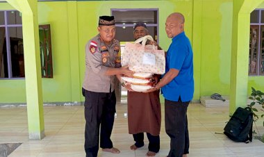 Peduli Rumah Ibadah, Kapolres Rote Ndao Memberikan Bantuan Sembako Kepada Pengurus Masjid Al-Falah di Pulau Ndao