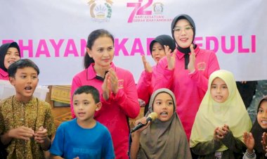 Sapa Pengungsi Banjir Bandang Sumbar, Ketum Bhayangkari Hibur Anak-anak Pengungsi