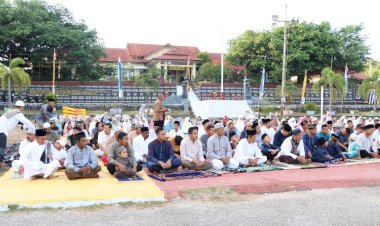 Moment Idul Adha, Personel Polres Rote Ndao Gelar Sholat Berjamaah Bersama Masyarakat