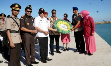 AKBP Mardiono,S.ST,.M.K.P. Pimpin Upacara Tabur Bunga Di Pelabuhan TPI Metina