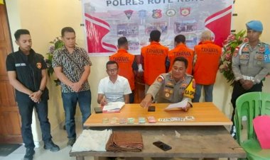 Pimpin Konferensi Pers, Kapolres : Penyidik Telah Amankan 4 Tersangka Dalam Kasus Judi Kartu Bersama Barang Bukti