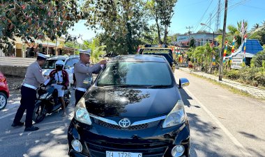 Meriahkan Perayaan Hari Kemerdekaan RI ke-79, Polres Rote Ndao Bagikan Bendera Gratis ke Masyarakat