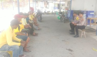Personel Polsek Pantai Baru Ajak TKBM Tetap Jaga Komitmen Dan Keamanan Selama Tahapan OMP Turangga 2024