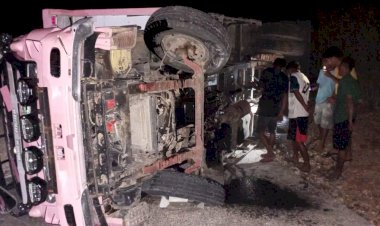Truck Bermuatan Batu Batako Alami Patah As Roda Belakang Pada Tanjakan Oenitas Kecamatan Rote Tengah
