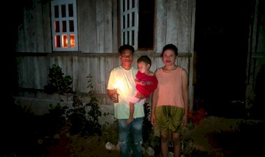 Bertahun - Tahun Hidup di Kegelapan, Polres Rote Ndao Wujudkan Mimpi 8 Warga Rote Selatan Yang Belum Menikmati Penerangan Dengan Listrik Gratis