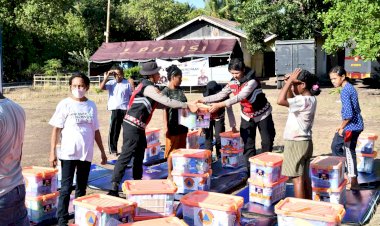 Polwan DitSamapta Polda NTT Bagikan Bansos ke Masyarakat Desa Bugalima