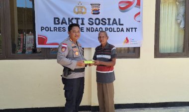 Kapolres Rote Ndao  AKBP Mardiono,S.ST.,M.K.P Dan Ketua Cabang Bhayangkari  Lakukan Bansos Bagi Lansia DI Wilkum Polsek Pantai Baru