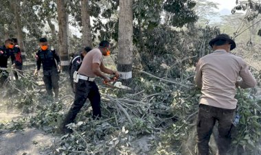 Sinergitas Polri bersama TNI dan Pemda Flotim Tangani Situasi Pasca Erupsi Gunung Api Lewotobi Laki-laki