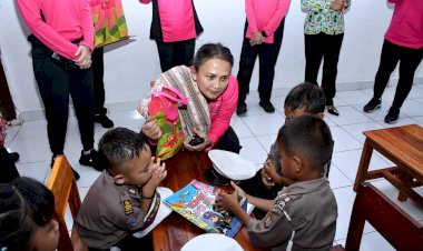 Kunjungan Ibu Ketua Umum Bhayangkari Ny. Juliati Sigit Prabowo di TK Kemala Bhayangkari 02 Soe, TTS