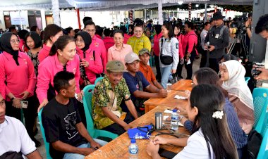 Bantuan Bhayangkari untuk Masyarakat Rote Ndao: Ny. Juliati Sigit Prabowo Berbagi Kebaikan dengan Ribuan Paket Bansos Bagi Masyarakat dan Anak Sekolah