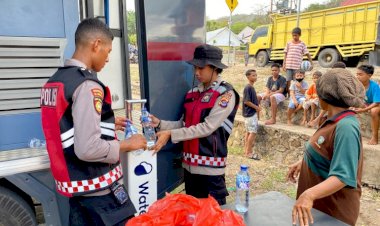 Personel BKO Polda NTT Berikan Bantuan Air Bersih dan Makanan Siap Saji untuk Pengungsi Erupsi Gunung Lewotobi
