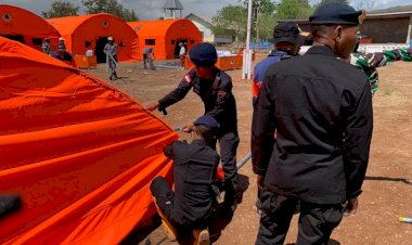 Brimob Polda NTT Bantu Korban Erupsi Gunung Lewotobi dengan Air Bersih, Evakuasi, dan Dapur Lapangan