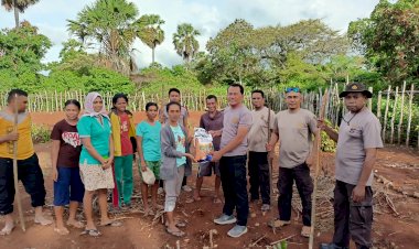IPDA I Gede P Parwata S.H : Polsek Pantai Baru  Beri Bantuan Bibit Jagung Dan Bersama Masyarakat Dukung Asta Cita Pemerintah