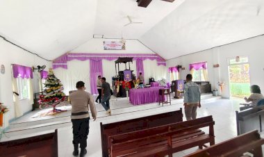 Kapolsek Rote Timur Dan Personel Polsek Lakukan Sterilisasi Tempat Ibadah