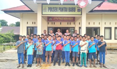 Polsek Pantai Baru Bersama Siswa SMPN Panbar Tanam 300 Anakan Pisang