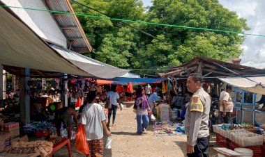 Patroli Dialogis Bhabinkamtibmas Untuk Jaga Keamanan di Desa Lalukoen dan Oetefu